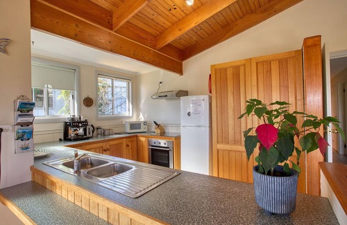 Binalong Bay House | Pet-Friendly Cockatoo Cabin at Bay of Fires - Top Rated 9.4
