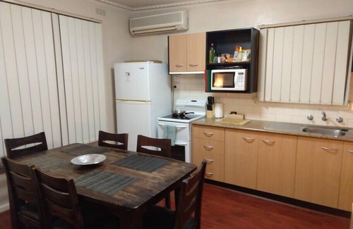 Halls Gap House | Pet Friendly Cockatoo Cabin in Halls Gap - Rated 8/10