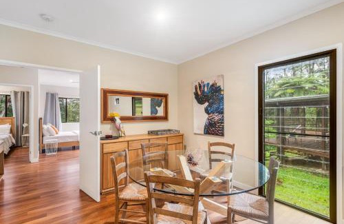 North Maleny House | Serene Cockatoo Hideaway Cabin: Family-Friendly Retreat
