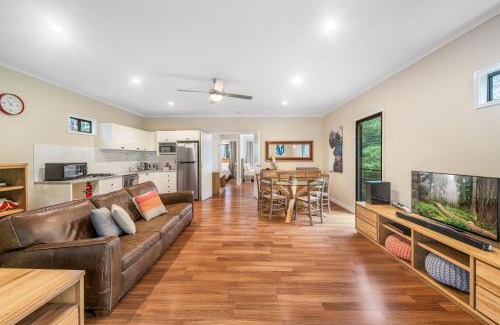 North Maleny House | Serene Cockatoo Hideaway Cabin: Family-Friendly Retreat