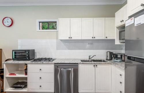 North Maleny House | Serene Cockatoo Hideaway Cabin: Family-Friendly Retreat