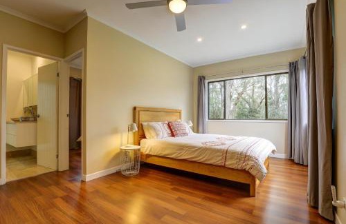North Maleny House | Serene Cockatoo Hideaway Cabin: Family-Friendly Retreat