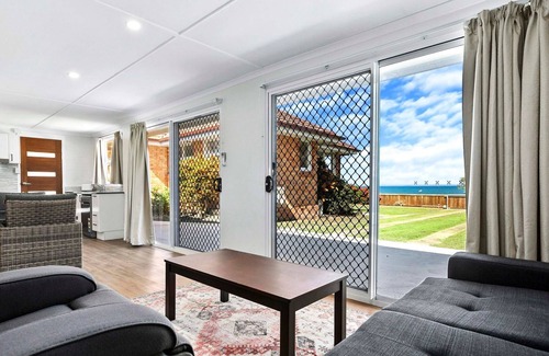 Point Vernon Cottage | Oceanfront Serenity at Cockatoos View, Point Vernon