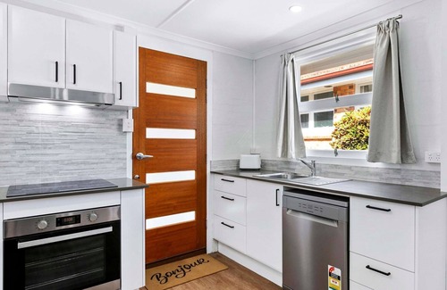 Point Vernon Cottage | Oceanfront Serenity at Cockatoos View, Point Vernon