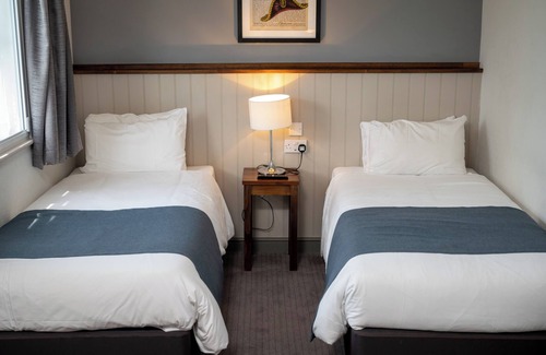 Binley Hotel | Family-Friendly Cocked Hat Hotel with Dining & Breakfast