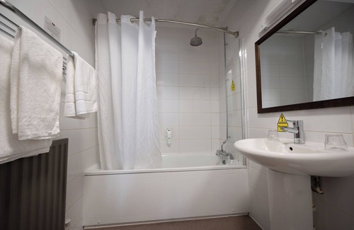 Binley Hotel | Family-Friendly Cocked Hat Hotel with Dining & Breakfast