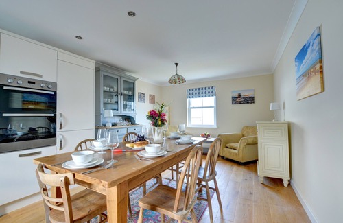 Amroth House | Cozy Cockleshell: Five Bedroom House for Family Getaways