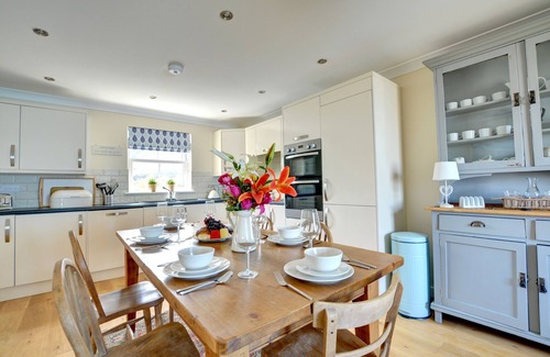 Amroth House | Cozy Cockleshell: Five Bedroom House for Family Getaways