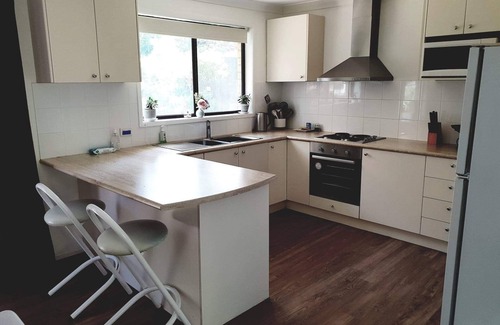 Coomba Park House | Pet-Friendly "Cockleshells" Retreat by the Lake - Rated 9.4