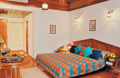 Kumarakom Hotel | Relaxing Coco Bay Resort with Pool and Spa Amenities