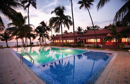 Kumarakom Hotel | Relaxing Coco Bay Resort with Pool and Spa Amenities
