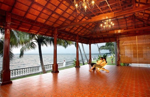 Kumarakom Hotel | Relaxing Coco Bay Resort with Pool and Spa Amenities