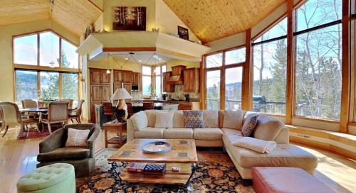 Three Peaks House | CoCo Chalet: Family-Friendly Retreat with Delicious Breakfast