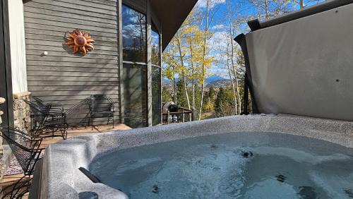 Three Peaks House | CoCo Chalet: Family-Friendly Retreat with Delicious Breakfast