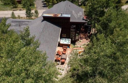 Three Peaks House | CoCo Chalet: Family-Friendly Retreat with Delicious Breakfast