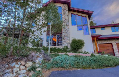 Three Peaks House | CoCo Chalet: Family-Friendly Retreat with Delicious Breakfast