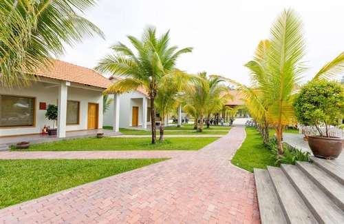 Ong Lang Resort | Tranquil Coco Garden Resort with Oceanfront Pool Access