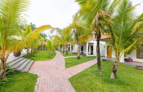 Ong Lang Resort | Tranquil Coco Garden Resort with Oceanfront Pool Access