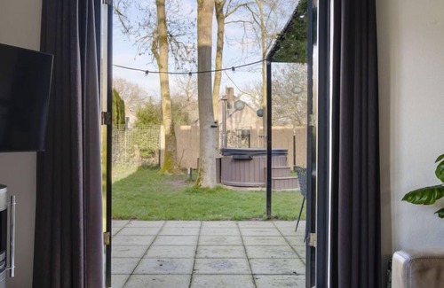 Ewijk House | Guest Rated 10/10: Coco Home with Pool & Lake View