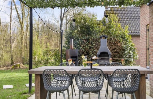 Ewijk House | Guest Rated 10/10: Coco Home with Pool & Lake View