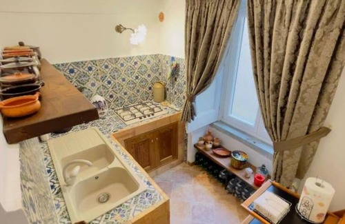 Meta House | Coco's Apartment- Yellow - Cozy Double Room with Modern Amenities