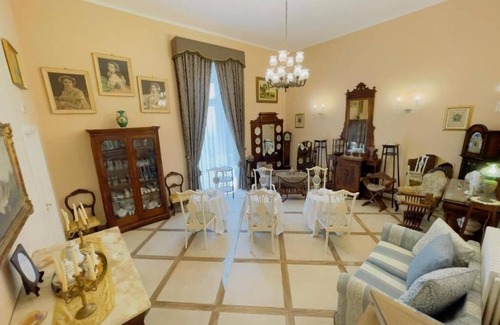 Meta House | Coco's Apartment- Yellow - Cozy Double Room with Modern Amenities
