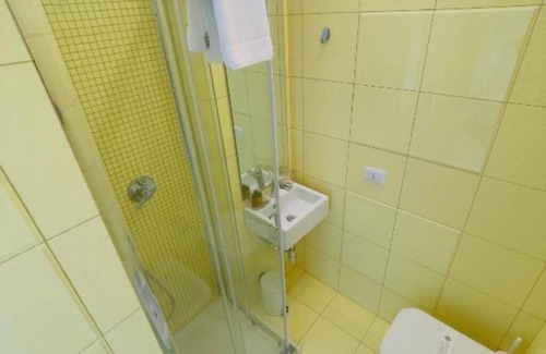 Meta House | Coco's Apartment- Yellow - Cozy Double Room with Modern Amenities