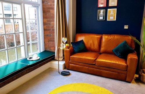 York Apartment | Elegant Cocoa Lily: Riverfront Studio with Breakfast Included