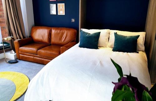 York Apartment | Elegant Cocoa Lily: Riverfront Studio with Breakfast Included