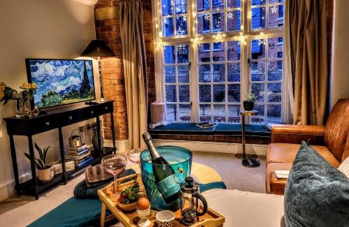 York Apartment | Elegant Cocoa Lily: Riverfront Studio with Breakfast Included
