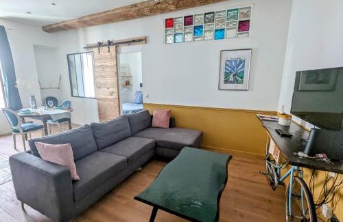 Faubourg Apartment | Cozy Retreat Near Ecusson - Pet & Child Friendly Haven