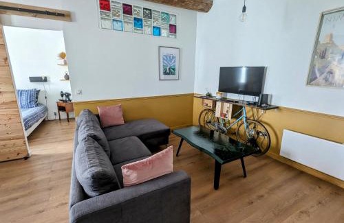Faubourg Apartment | Cozy Retreat Near Ecusson - Pet & Child Friendly Haven