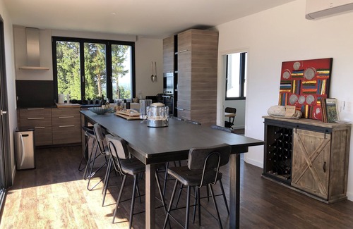 Vedene House | Tranquil Retreat Amidst Vineyards with Private Pool & Spa
