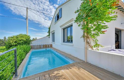 Vedene House | Serene Haven Amidst Vineyards with Oceanfront Pool Access