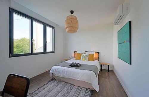 Vedene House | Serene Haven Amidst Vineyards with Oceanfront Pool Access