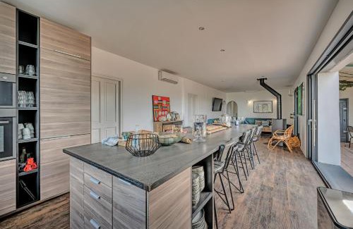 Vedene House | Serene Haven Amidst Vineyards with Oceanfront Pool Access