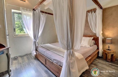 Labeaume Cottage | Idyllic Cocon de Charme by a Turquoise Lagoon Awaiting You