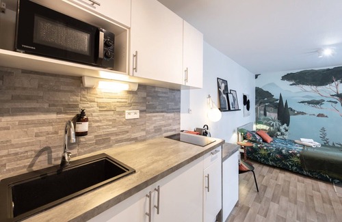 Les Cordeliers Apartment | Cozy Le Cocon des Cordeliers in City Center with Kitchen