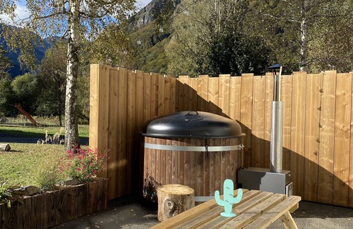 Campan Apartment | Renovated Mountain View Retreat with Spa and Hot Tub