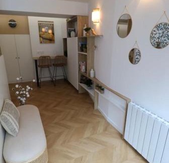 Bercy Apartment | Cozy Cocon: Family-Friendly Near Bercy Attractions