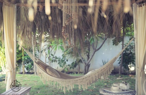 Costambar House | Cozy Coconut Cottage: Family-Friendly Retreat with Kitchen