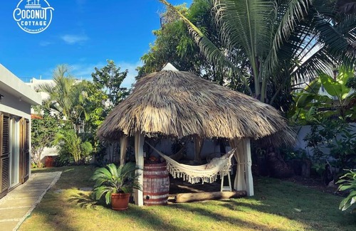 Costambar House | Cozy Coconut Cottage: Family-Friendly Retreat with Kitchen