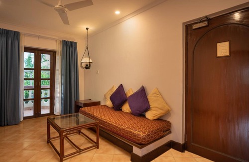 Betalbatim Hotel | Relax at Coconut Grove Beach Resort with Pool & Spa Access