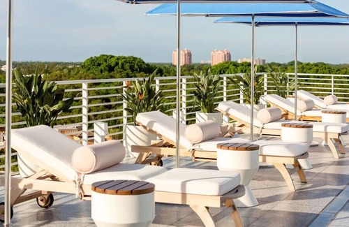 Coconut Grove House | Experience Coconut Grove Glamour at Mr. C Miami Suites