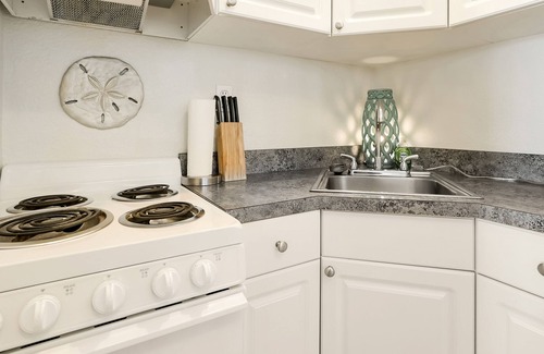 Pass-a-Grille Hotel | Cozy Coconut Inn: Eco-Friendly Oasis with Ocean Views