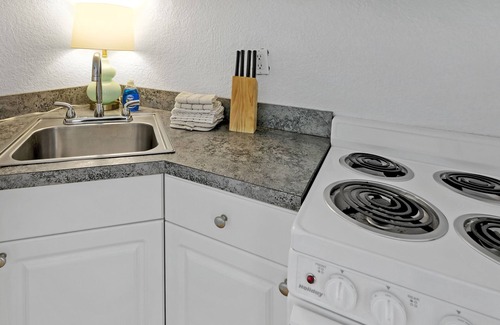 Pass-a-Grille Hotel | Cozy Coconut Inn: Eco-Friendly Oasis with Ocean Views