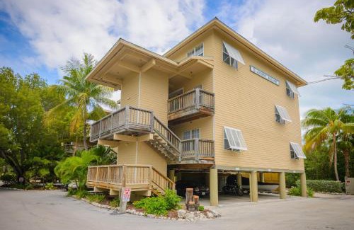Key West Hotel | Relaxing Coconut Mallory Resort with Pool & Hot Tub