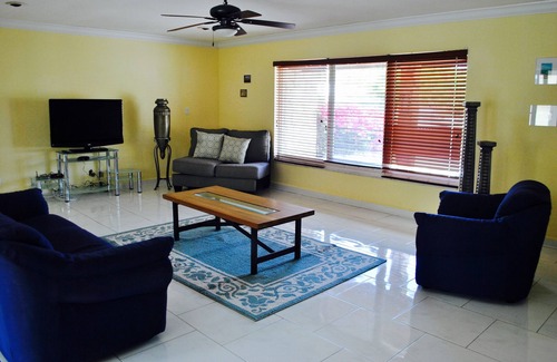 Windsor Park House | Experience Coconut Palm: Ocean View & Spa Retreat in Freeport