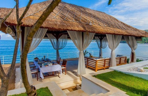 Candi Dasa Villa | Relax at Coconut Palms with Pool and Breakfast Included!