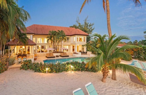 Seven Mile Beach House | Relaxing Retreat at Coconut Walk by Grand Cayman Villas